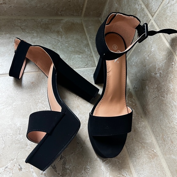 Black Windsor heels - Picture 3 of 5